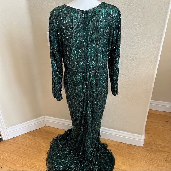 Mac Duggal NWT Forest Green 18 Long Sleeve Beaded V Neck Gown NWT Train - Picture 7 of 10
